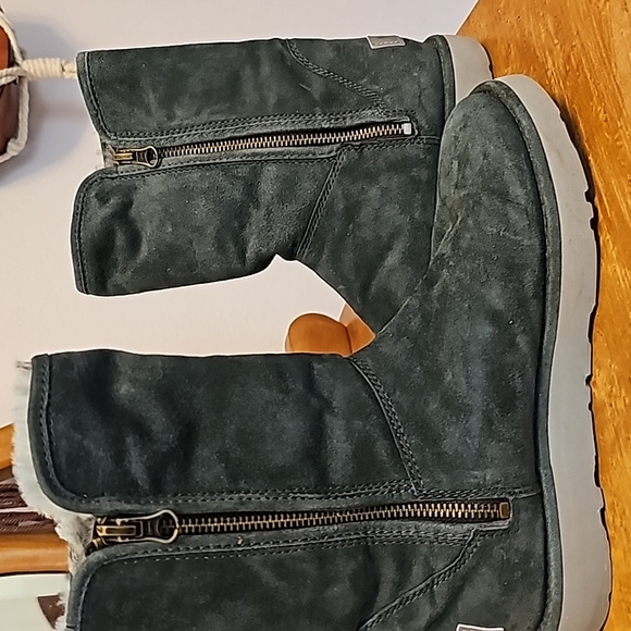 UGG Classic Short Bailey Zip Boot - Picture 4 of 5
